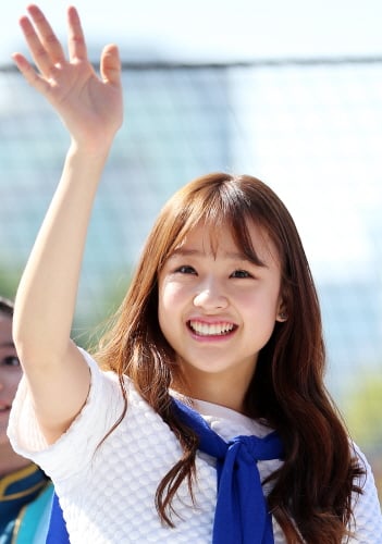 '리듬체조 요정' 손연재(20·연세대)가 10일 서울 송파구 잠실야구장에서 열린 2014 정기 연세대학교·고려대학교 친선경기대회(연고전) 야구 경기에서 단상에 올라 열띤 응원을 펼친 뒤 응원석을 향해 손을 흔들고 있다. /사진=뉴스1