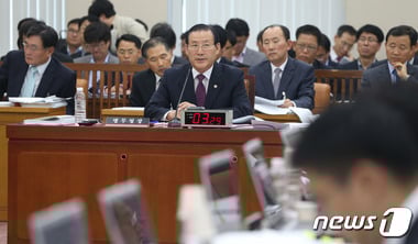 박창명 병무청장이 10일 서울 여의도 국회에서 열린 국방위원회 국정감사에서 의원들의 질의에 답변하고 있다./사진=뉴스1