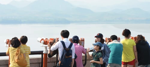 경기 파주시 오두산 통일전망대에서 관광객들이 망원경을 이용해 북녘을 바라보고 있다. /사진=뉴스1 양동욱 기자