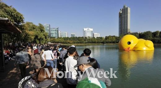 초대형 고무오리 '러버덕(Rubber Duck)'이 14일 서울 송파구 석촌호수에서 등장 몇 시간 만에 바람이 빠진 모습으로 물 위에 떠 있다. 네덜란드 예술가 플로렌테인 호프만의 작품인 높이 16.5m의 이 대형 오리는 2007년부터 프랑스 생나제르, 일본 오사카, 호주 시드니, 브라질 상파울루 등 10여 개국을 거쳐 다음 달 14일까지 석촌호수에 전시된다. /사진=머니위크 류승희 기자