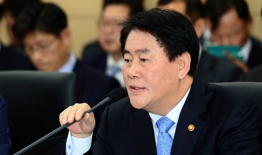 최경환 경제부총리 겸 기획재정부장관이 지난 16일 정부세종청사에 열린 국회 기획재정위원회의 국정감사에서 발언을 하고 있다. /사진제공=세종 뉴스1 장수영 기자