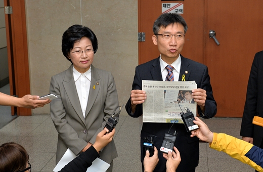 이상규, 김미희 통합진보당 의원이 22일 오후 서울 여의도 국회 정론관에서 김영환씨의 법정진술 관련 반박 기자회견을 마친 후 나서며 취재진 질문에 답하고 있다. /사진=뉴스1