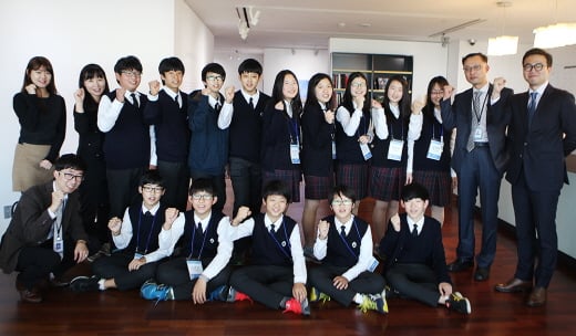현장직업체험 후 중암중학교 학생들과 1일 교사로 나선 한미약품 직원들이 기념촬영을 하고 있다. /사진제공=한미약품
