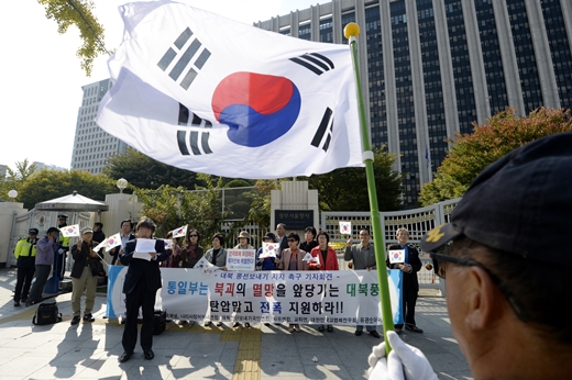대한민국구국채널, 나라사랑어머니연합 등 보수단체 회원들이 지난 15일 오후 서울 세종로 정부서울청사 앞에서 대북 풍선보내기 지지 촉구 기자회견을 열고 있다. /사진=뉴스1