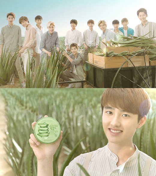 (위)네이처리퍼블릭 전속모델 EXO(엑소)가 알로에를 수확한 뒤 보람찬 얼굴로 환하게 웃고 있다. (아래) 네이처리퍼블릭의 전속모델 EXO(엑소) 멤버 디오가 ‘수딩 앤 모이스처 알로에베라 92% 알로에 수딩젤’을 들고 싱그러운 미소를 짓고 있다.
