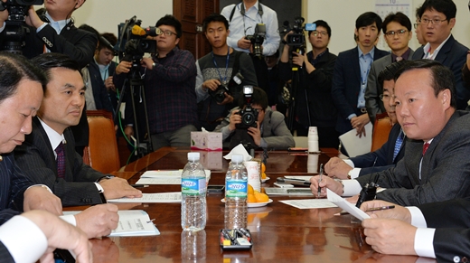 김재원 새누리당 원내수석부대표(오른쪽)와 안규백 새정치민주연합 원내수석부대표(왼쪽 두번째)가 23일 오전 서울 여의도 국회에서 열린 여야 정부조직법TF 첫 회의에서 대화를 하고 있다. /사진=뉴스1
