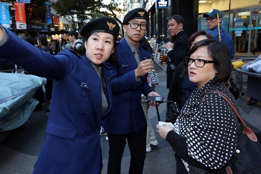 서울 중구 명동 거리에서 관광경찰들이 외국인 관광객들을 안내하고 있다./사진=뉴스1