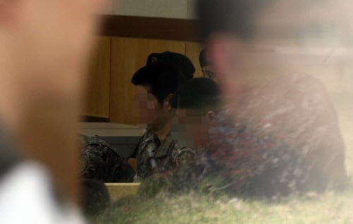 육군 28사단 윤 일병 구타 사망사건의 가해자인 이모 병장 등 구속 피고인 5명이 16일 오전 경기도 용인 육군 제3군사령부 보통군사법원에서 재판을 받고 있다.(사진=뉴스1)