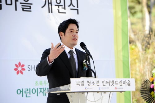 여성가족부가 신세계그룹의 지원으로 농촌 폐교를 국립 인터넷 치유 상설학교로 새롭게 개관한 가운데 27일 오후 전북 무주 안성면 공진리 '인터넷드림마을'에서 정용진 신세계그룹 부회장이 축사를 하고 있다.