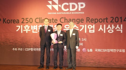 지난 28일 현대상선이 여의도 63빌딩에서 열린 기후변화대응 우수기업 시상식에서 산업재 운송부문 ‘탄소경영 섹터 위너스’를 수상했다. 왼쪽부터 마커스 노튼 CDP영국본부 대외협력본부장, 하청회 현대상선 CTSO 총괄, 장지인 CDP한국위원회 위원장. /사진제공=현대그룹