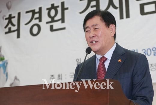 최경환 경제부총리 겸 기획재정부 장관이 지난 30일 오후 서울 여의도 국회의사당 의원회관 제1소회의실에서 열린 '최경환 경제팀 100일, 성과와 과제' 세미나에 참석해 축사를 하고 있다. /사진=머니투데이