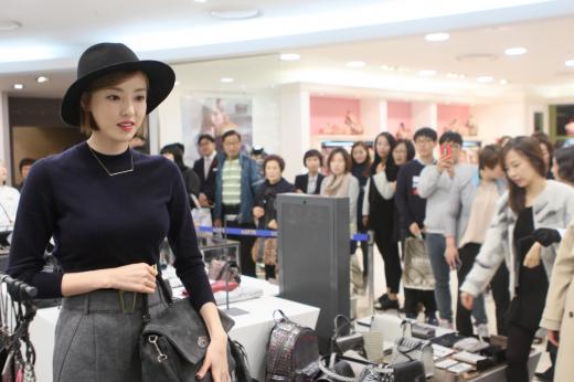 롯데백광주점 찾은 여배우 이다희