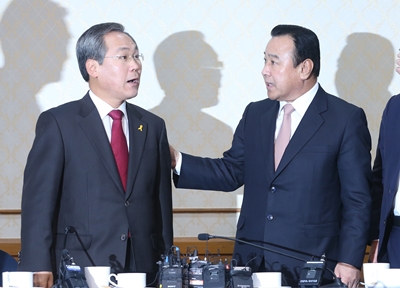 이완구 새누리당 원내대표(오른쪽)와 우윤근 새정치민주연합 원내대표 /사진=뉴스1