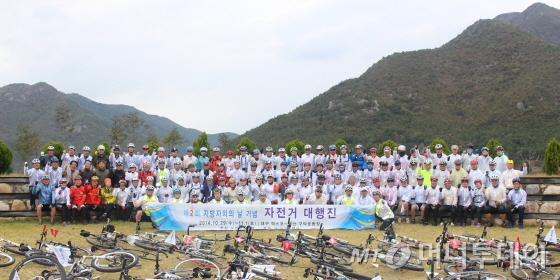 가야진사에서 중식 후 가진 자전거대행진 단체 기념촬영/사진=박정웅 기자