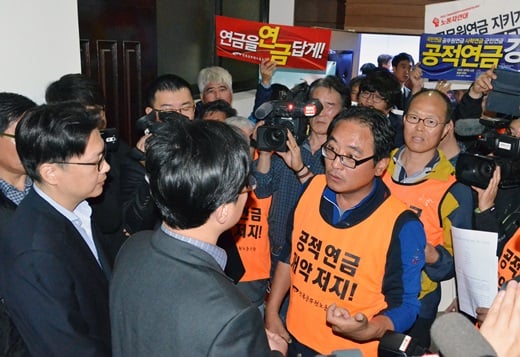 전국공무원노조조합 강원지역본부 노조원들이 5일 오후 안전행정부 주최로 열린 '강원권 공무원연금개혁 국민포럼' 행사장인 춘천시청 대회의실 입구에서 안행부 관계자와 대치하고 있다. /사진=뉴스1