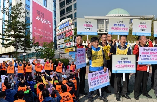 전국공무원노조(전공노·왼쪽)와 대한민국공무원노동조합총연맹(공노총) 집회현장 /사진=뉴스1