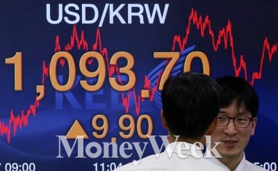 원·달러 환율이 7일 연속 상승하며 1년 2개월 만에 최고치를 경신한 7일 서울 중구 외환은행 본점 딜링룸에서 직원들이 분주히 업무를 보고 있다. 이날 서울 외환시장의 원·달러 환율은 전일 대비 9.9원 오른 1093.7원에 거래를 마쳤다. 2014.11.7/뉴스1