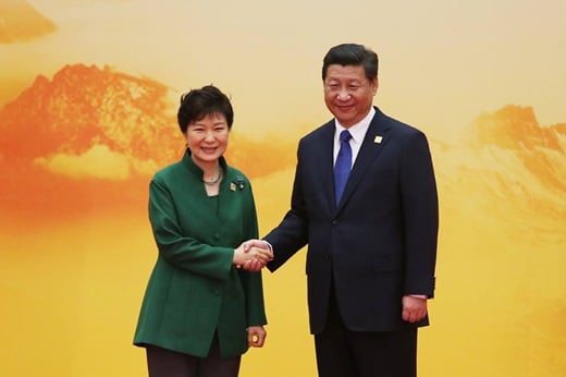 박근혜 대통령이 11일 오전(현지시간) 중국 베이징 옌치후 국제회의센터(ICC)에서 열린 APEC 정상회의에 참석해 시진핑 국가주석과 악수하고 있다. /사진=뉴스1