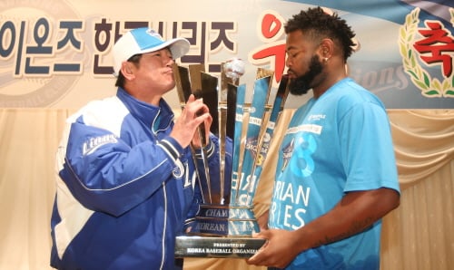 11일 오후 서울 리베라호텔에서 열린 프로야구 최초 통합 4연패 기념축승회에 참석한 삼성 류중일 감독과 MVP 나바로가 우승트로피에 키스를 하고 있다. /사진=뉴스1