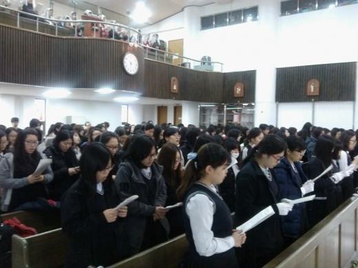 ‘수능 합격’ 미사 봉헌하는 광주 살레시오여고 학생들