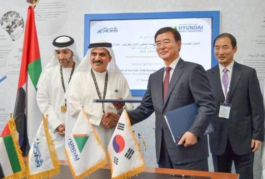 지난 11일(현지시간) UAE 아부다비에서 열린 현대중공업과 아드마옵코사의 해양공사 계약식에서 현대중공업 김종도 해양사업본부장(오른쪽 두번째)과 아드마옵코사의 알 자완 사장(왼쪽 두번째)이 서명 후 악수하고 있다. /사진제공=현대중공업