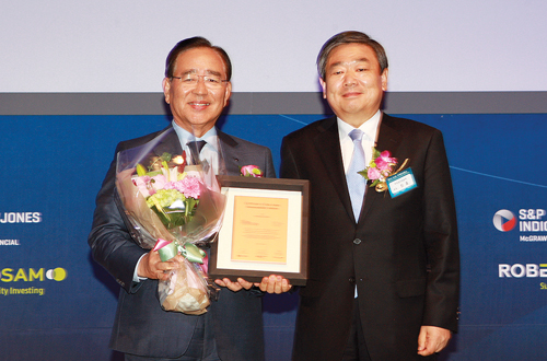 한동우 신한금융 회장(왼쪽)이 진 홍 한국생산성본부 회장으로부터 DJSI World 편입 인증패를 받고 기념촬영을 하고 있다.