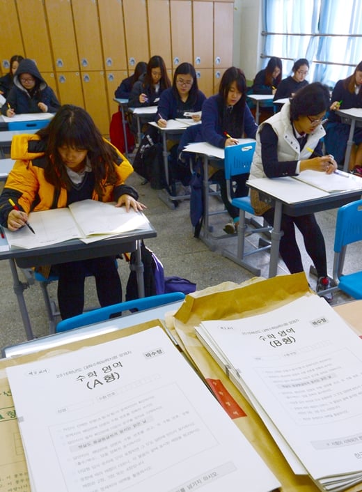 지난 14일 오전 서울 관악구 삼성고등학교에서 수험생들이 전날 치른 2015학년도 대학수학능력시험 가채점을 하고 있다. /사진=뉴스1