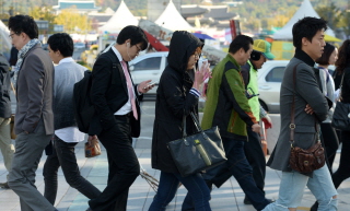 서울 종로구 광화문네거리에서 시민들이 두터운 옷을 입고 출근길을 재촉하고 있다. /사진제공=뉴스1 민경석 기자