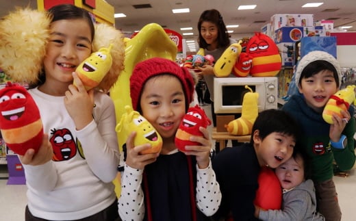 30일 오전 이마트 용산점 문구 코너에서 아동모델들이 캐릭터 손난로를 선보이고 있다. /사진제공=이마트