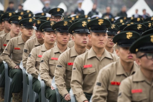 해병대 장병들이 지난 11월23일 서울 용산구 전쟁기념관에서 열린 연평도 포격 도발 4주기 행사에서 추모 영상을 지켜보고 있다. /사진제공=서울 뉴스1 유승관 기자