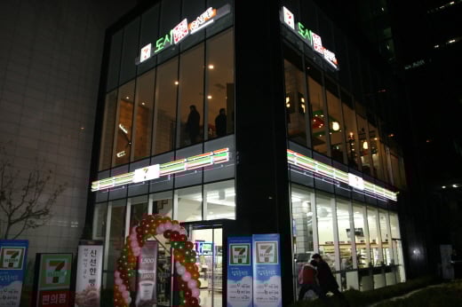 편의점이 달라졌어요..‘복합 편의공간’ 장착한 ‘도시락카페’