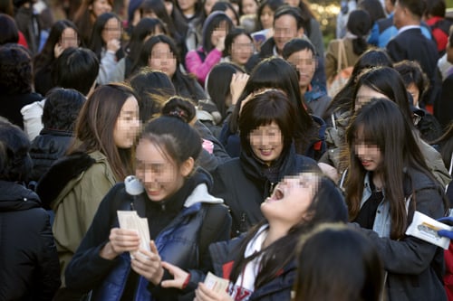지난 11월7일 수능을 마친 수험생들이 교문을 나서고 있다. 성형외과의 광고가 수험생과 학부모의 눈과 귀를 솔깃하게 한다. /사진=뉴스1 안은나 기자