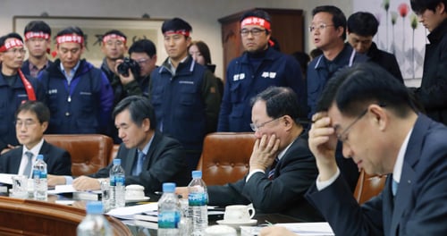 금융노조가 지난달 24일 은행연합회 이사회에 들어가 신 금융 관치 인사 반대를 촉구했다. 그러나 하영구 회장은 예정대로 취임했다. /사진=뉴스1 송원영 기자