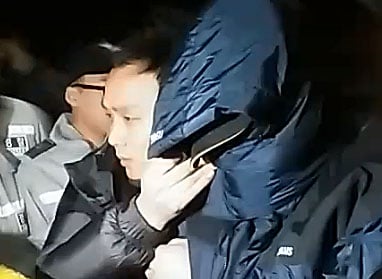 경찰이 12일 오전 '팔달산 장기 없는 토막시신 사건'의 유력한 용의자를 검거해 수원서부경찰서로 압송하고 있다. /사진제공=경기일보