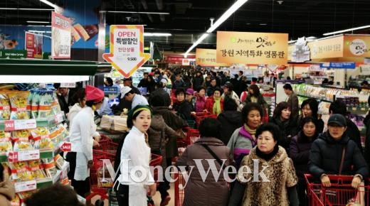 '골목보호' 대형마트 의무휴업, 법원 '위법' 판결 논란