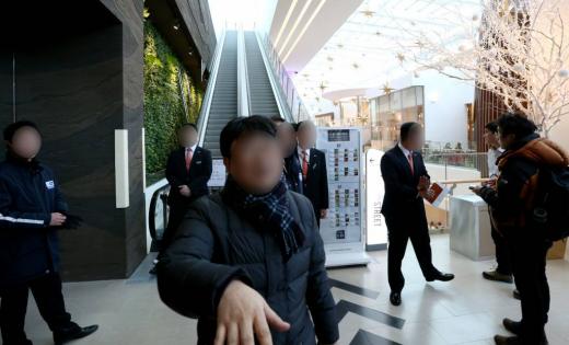 제2롯데월드에서 작업 중이던 김모 씨가 사망하는 사고가 발생한 가운데 16일 오후 사고현장 앞에서 롯데 관계자들이 취재진의 출입을 막고 있다. /사진제공=머니투데이