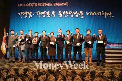 ▲ 아리가또맘마 동반성장우수 가맹본부로 선정 (가운데 김재훈 대표) (사진=강동완 기자)