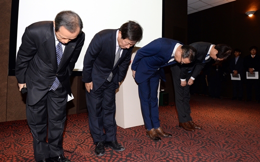 롯데물산 이원우 대표이사, 롯데건설 김치현 대표이사, 롯데월드 이동우 대표이사, 롯데시네마 차원천 대표이사(왼쪽부터)가 17일 서울 송파구 제2롯데월드 홍보관에서 공사장 인부 사망사고 등 일련의 안전사고와 관련해 기자회견을 열고 고개숙여 대국민 사과를 하고 있다. /사진=뉴스1