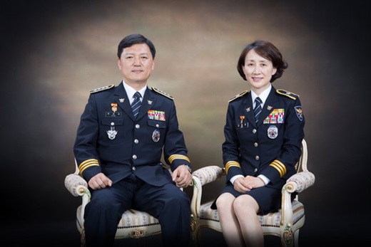 현재섭 경무관 내정자(왼쪽) 어깨에는 승진 전 무궁화 네개가 붙은 견장이 달려 있다. 김해경 송파서장은 11개월 먼저 '큰 말똥'을 달며 사상 첫 부부 경무관 기록을 세웠다. /사진제공=경찰청