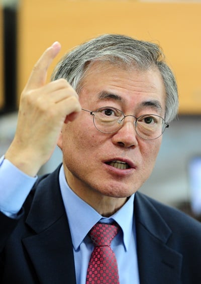 문재인 새정치민주연합 의원이 18일 오후 전북 전주시 전북도의회 기자실에서 당대표 출마와 관련해 기자간담회를 갖고 있다. /사진=뉴스1