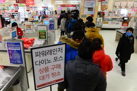 크리스마스를 일주일 앞둔 지난 18일 오전 서울 중구 롯데마트 서울역점이 로봇 장난감 ‘파워레인저 다이노포스’ 시리즈 150세트 한정판매에 나서자 개점 전부터 고객들이 장사진을 이루고 있다. /사진제공=서울 뉴스1 한재호 기자