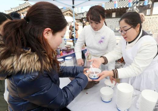22일 오후 서울 중구 남산골한옥마을 마당에서 관광객들을 대상으로 동지 팥죽을 나눠주고 있다. ⓒ 머니투데이 DB