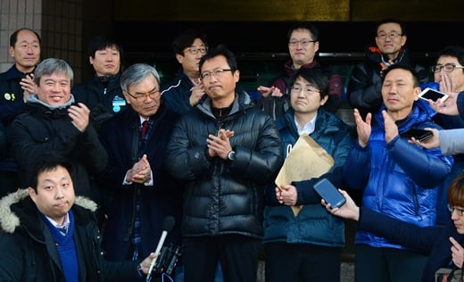 지난해 말 철도민영화에 반대하며 철도노조 사상 최장기 파업을 주도한 혐의로 기소된 김명환 전 철도노조 위원장(가운데)이 22일 오후 서울 서부지법에서 열린 선고공판에서 무죄를 선고 받았다. /사진=뉴스1