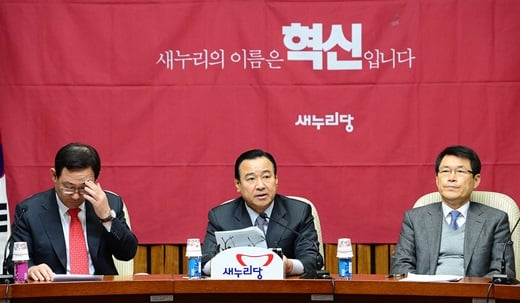 이완구 새누리당 원내대표(가운데)가 23일 오전 서울 여의도 국회에서 열린 원내대책회의에서 모두발언을 하고 있다. /사진=뉴스1