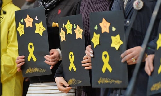 지난 20일 경기도 안산 와동체육관에서 세월호 가족들이 마련한 자원봉사자 및 안산시민을 위한 감사의 오찬 ‘0416 기억하고 함께 걷다’에서 세월호 가족과 안산시민들이 0416 진실규명을 약속하는 노래를 부르고 있다. /사진=뉴스1