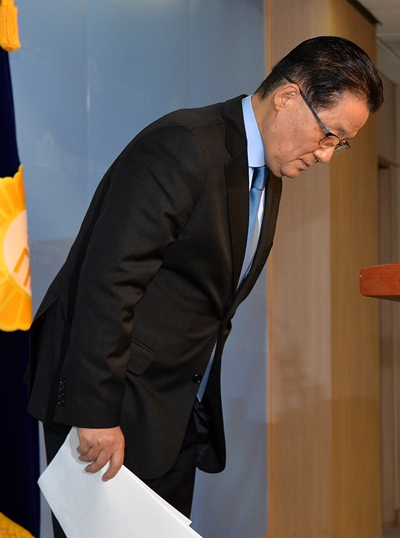 박지원 새정치민주연합 의원이 28일 오전 서울 여의도 국회 정론관에서 전당대회 출마선언을 밝히는 기자회견을 마친 후 고개숙여 인사를 하고 있다./사진=뉴스1