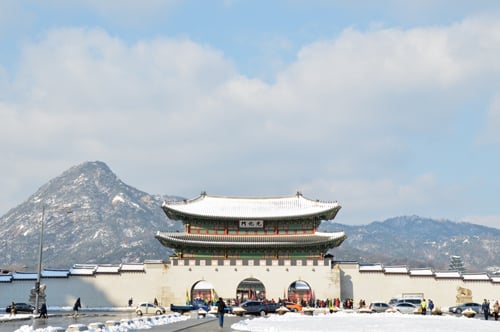 광화문과 북악산.