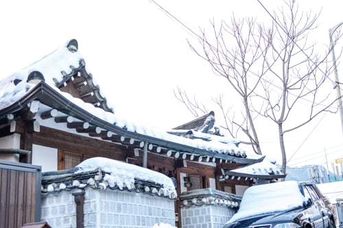 눈 쌓인 삼청동의 한옥.
