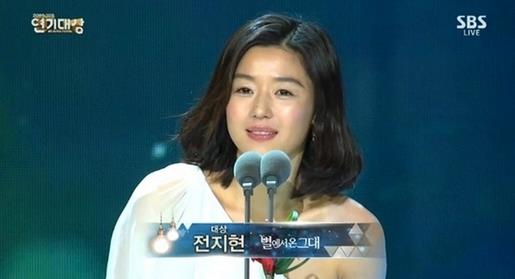 배우 전지현이 26일 오전 서울 소고동 롯데백화점 본점 내 액세서리브랜드 루즈 앤 라운지 매장을 방문하고 있다.