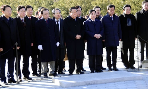 지난 1일 문희상 새정치민주연합 비상대책위원장을 비롯한 고위당직자들이 김해시 진영읍 봉하마을에 있는 고 노무현 전대통령 묘역을 찾아 을미년 신년참배 행사를 가졌다. /사진=뉴스1